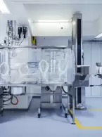Flexible Containment-Lösung mit Lugaia SafeFlex-Isolator in einer Reinraumumgebung – ausgestattet mit Endlosfolie, Handschuhöffnungen, Steuerungspanel und Edelstahl-Transfertrichter für sicheres Handling hochaktiver Substanzen.