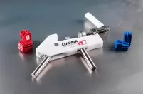 Lugaia SafeSeal Crimpwerkzeug mit farbcodierten Crimp- und Schneideeinsätzen für Einweg-Containment-Liner.