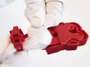 Öffnen des Schutzdeckels mittels Lasche