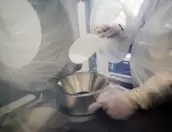 Pulverhandling im Lugaia SafeFlex Isolator